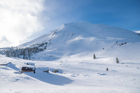 喀尔巴阡山脉美丽的冬季景观。佩特罗斯山顶积雪覆盖