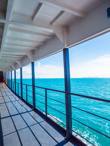 游船或小船的阳台与美丽的海海景在蓝天为旅行和假期