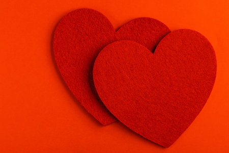 在鲜红的背景上, 两颗红色的心。情人节。复制空间