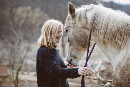 年轻美丽的女子和一匹马