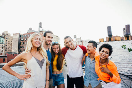 一群朋友在纽约的屋顶上一起度过, 生活方式的概念和快乐的人在一起