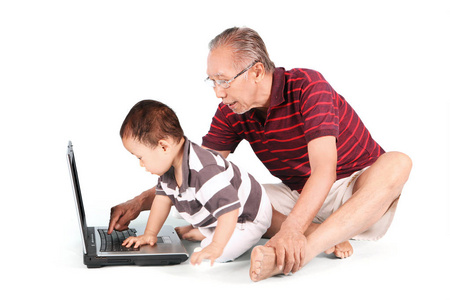 祖父与婴儿使用的便携式计算机