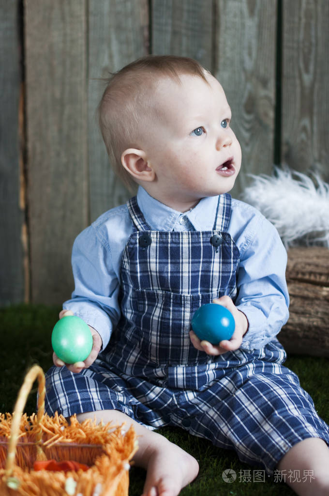 宝宝抱着蓝色的复活节彩蛋