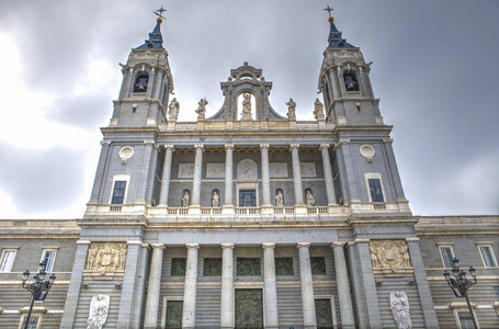 拉西班牙阿尔穆德纳大教堂