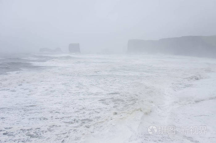 大西洋沿岸的黑色沙滩 re眼斯夫哈拉, 在冰岛欧洲南部有巨浪