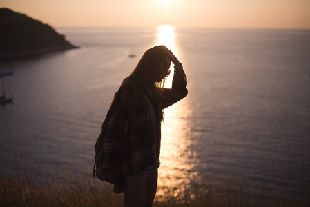落日大海时髦时尚女人旅行者在大海或海洋上看落日的温存照片