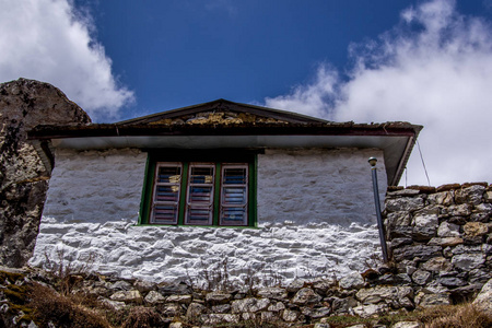 尼泊尔山区农村石屋景观与上空蓝天。石墙上的白色石膏。尼泊尔 s莎马塔 珠穆朗玛峰 国家公园
