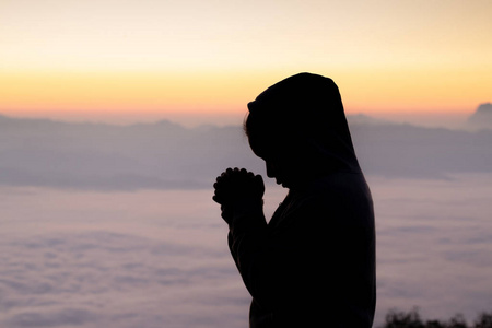 雄伟日出山, bucegi 山脉, 喀尔巴阡, 罗马尼亚女人早上在圣经上祈祷