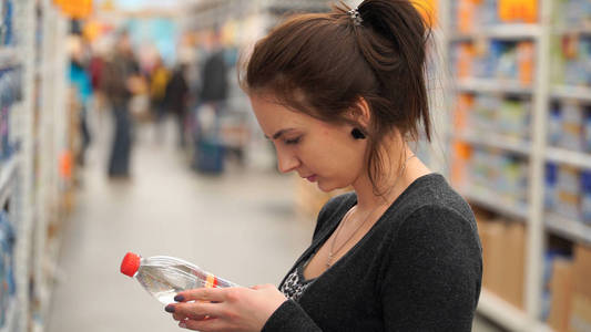 女人买超市矿泉水照片