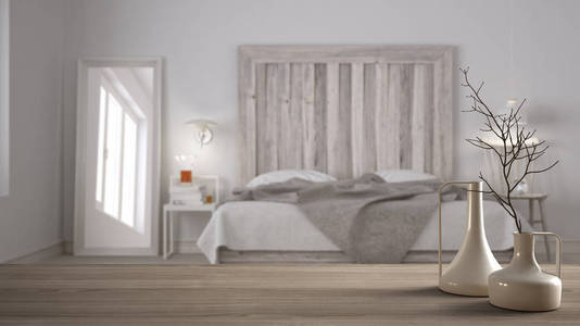 木桌顶部或货架与简约的现代花瓶在模糊的当代简约的斯堪的纳维亚卧室与木制床头板, 现代建筑室内设计