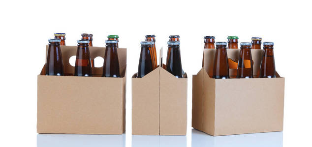 六包的玻璃瓶装啤酒中泛型的棕色纸板风貌
