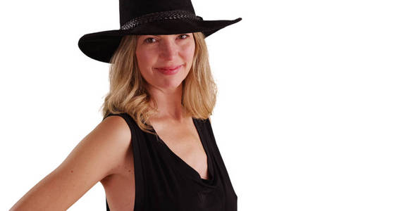 穿着黑色帽子的中年白人妇女对着镜头微笑