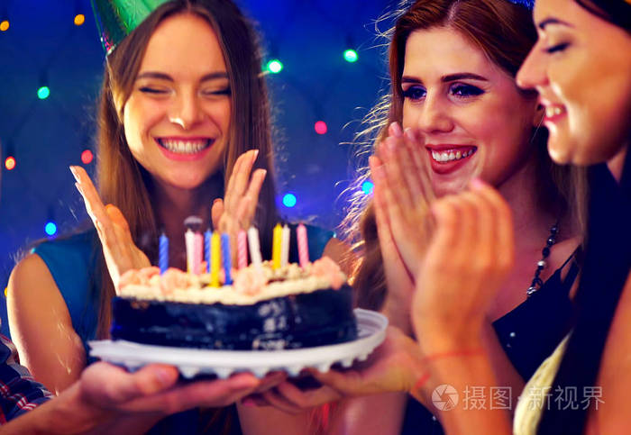 快乐的朋友生日蜡烛庆祝蛋糕