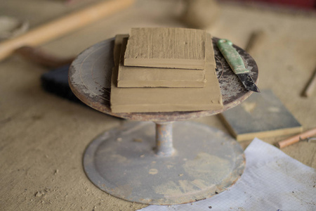 粘土和制作陶器的工具。陶瓷的工作过程。选择性的焦点