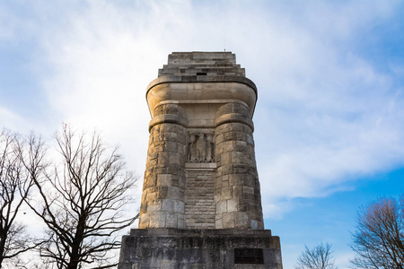 斯图加特 Bismarckturm 纪念碑塔柱在户外秋天的阳光