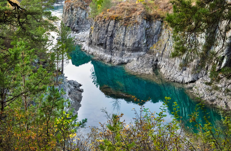 绿松石水的卡吞河包围陡峭的悬崖。附近岛屿摩在阿尔泰山 西伯利亚，俄罗斯