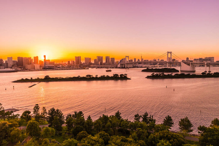 日本暮光之城的美丽建筑以彩虹桥为基础的东京城市景观