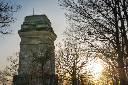 斯图加特 Bismarckturm 纪念碑塔柱在户外秋天的阳光