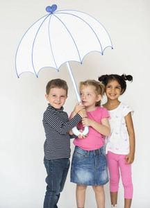 孩子们拿着纸把伞