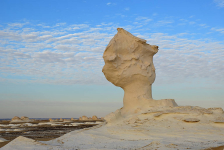 美丽的抽象自然岩层在西部白色沙漠在日出, 撒哈拉沙漠。埃及