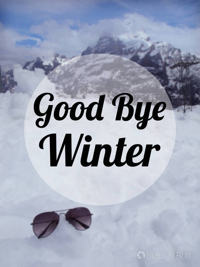 "再见冬天"模糊的雪山背景上的报价