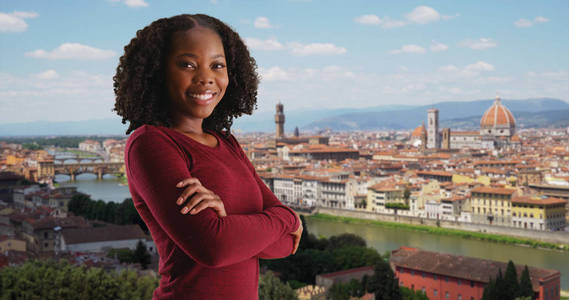 黑色女性在佛罗伦萨的城市景观华丽的景色微笑着在相机