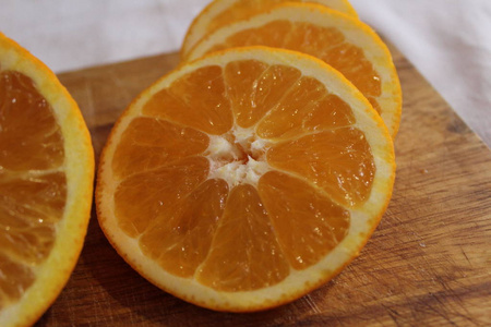 板子上的普通话和橙色背景的橙色多汁美味的维生素健康