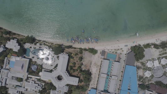空中无人机照片顶视图的标志性热带皮皮岛，泰国湾的帆船