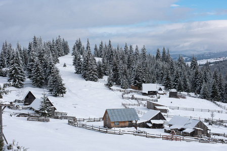 冬天山村庄风景与雪被盖的房子图片