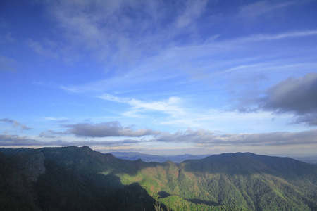 高山与美丽的天空在自然