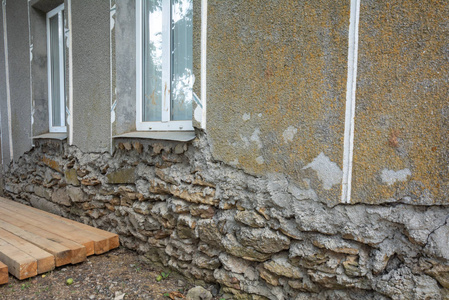 一座佩剑屋的旧的损坏的墙, 有一个倒塌的房屋基地.