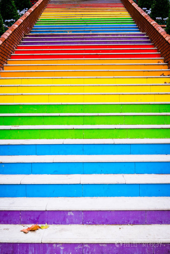 楼梯在彩虹的颜色绘