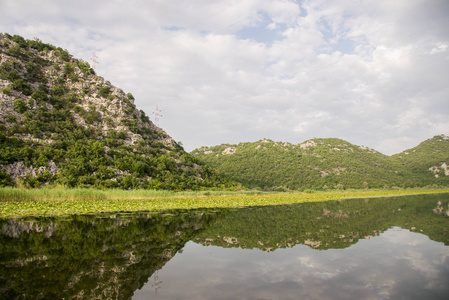平静的在黑山尔达湖水域图片