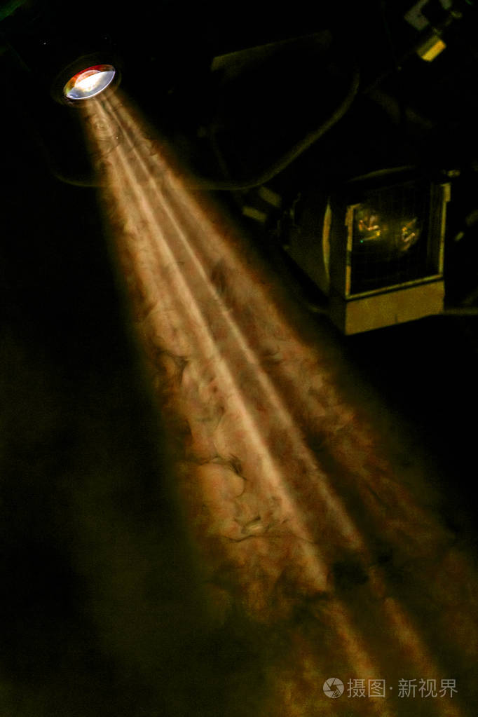 在黑暗中有几台投影仪.