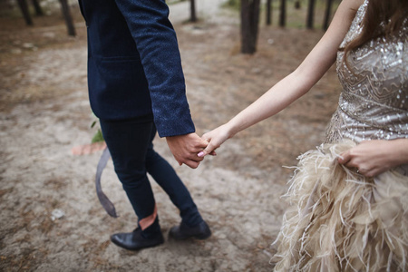 年轻快乐的新婚夫妇，在森林里