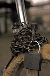 旧的锈迹斑斑的链子和自行车上的锁