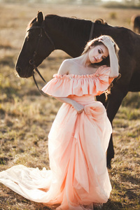 年轻女孩与马