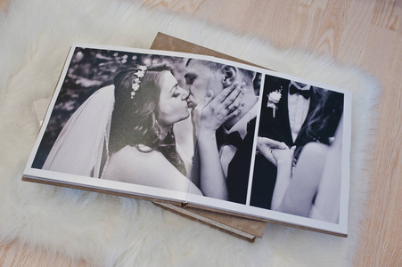 页的婚礼写真或地毯上木制的婚礼相册