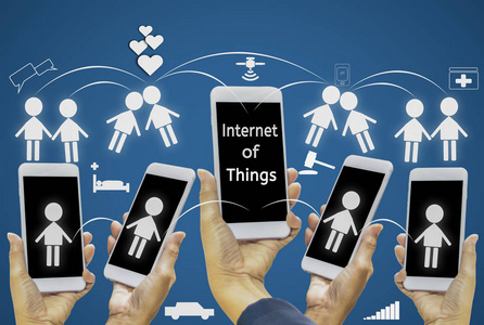 妇女的手拿着一个智能手机与一个图标在移动屏幕上的蓝色背景隔离有了物联网 iot 的概念, 方便了智能设备在互联网上的连接