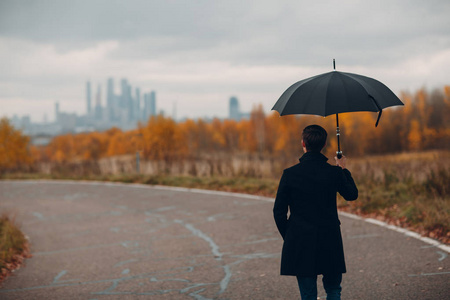 在雨中步行图片