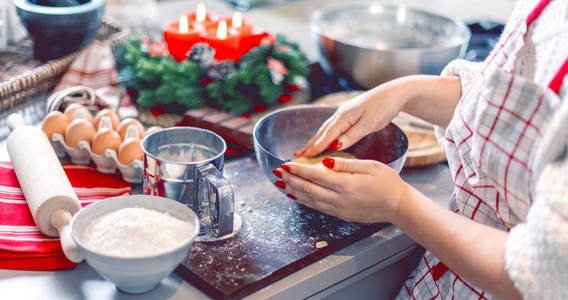 圣诞食品概念。在圣诞节结束时, 女人正在煮姜饼人曲奇饼
