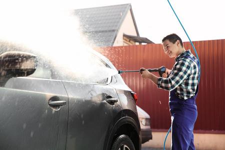 汽车洗涤用高压水射流工人清洗车