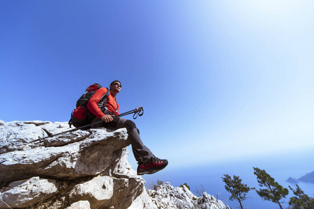 一个人步行在山里徒步旅行