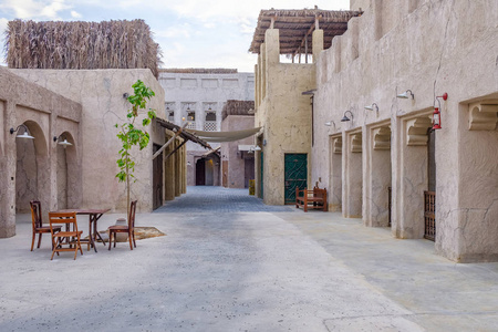 古老的阿拉伯城市迪拜乌埃的街道的看法照片