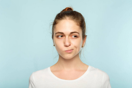 疑惑怀疑的女人面部表情照片