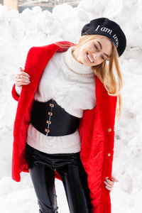 冬天, 时尚, 人的概念时尚肖像的一个美丽的年轻女子走在城市周围微笑着红色皮大衣近距离雪花寒冷的冬天, 呼吸新鲜空气在霜冻的冬