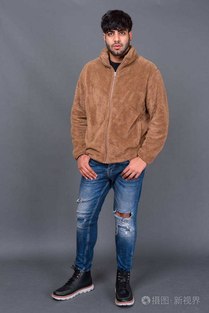 年轻英俊的印度男人在灰色背景照片-正版商用图片0ttg90-摄图新视界