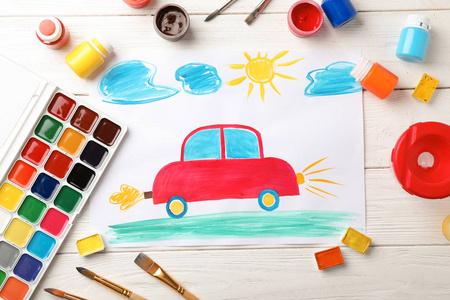 平的放置构成与孩子的汽车的绘画在桌上