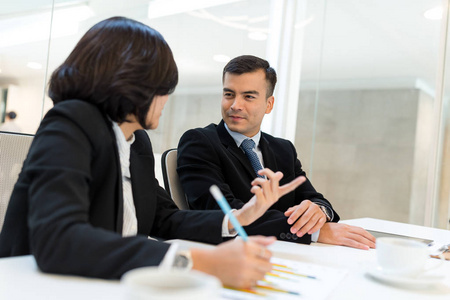 在会议室洽谈业务照片