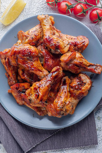 烧鸡块烤鸡块在铁烧酱, 特写镜头, 顶视图照片